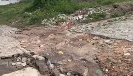 Temporal deixa rastro de destruição e isola moradores no bairro Canafístula, em Arapiraca