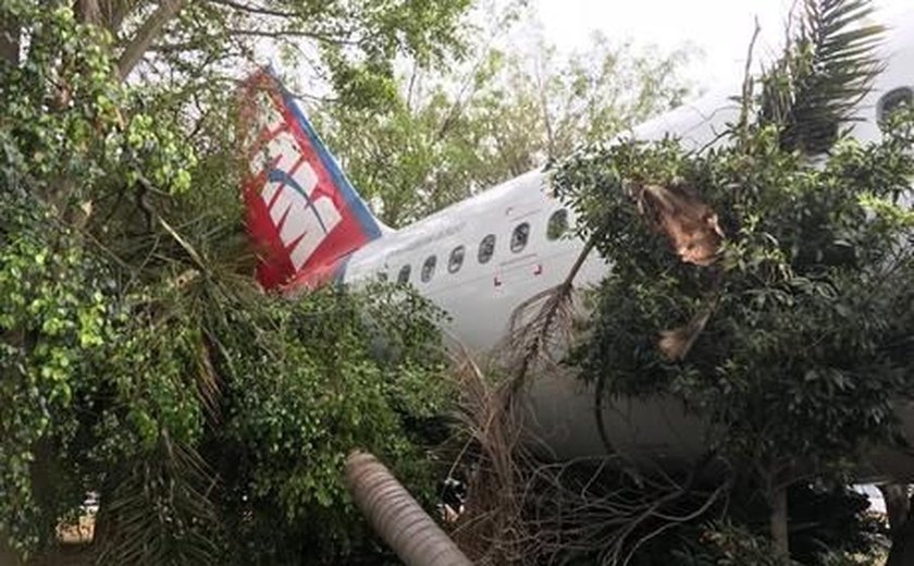 Avião se desprende de reboque e bate em árvores em Congonhas