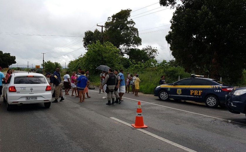 Manifestantes interditam rodovia BR-104 parcialmente em Rio Largo