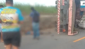 Condutor de carreta morre após ser arremessado durante tombamento na AL-420