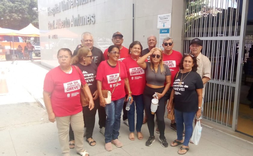 Servidores da Ufal protestam em frente ao HUPAA