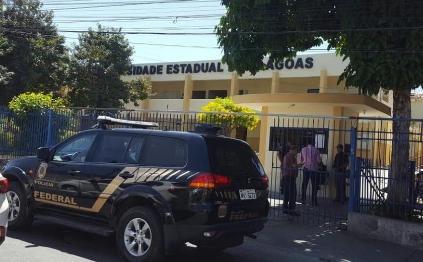 Polícia Federal envia guarnição até a Uneal para retirada de faixa contra o fascismo