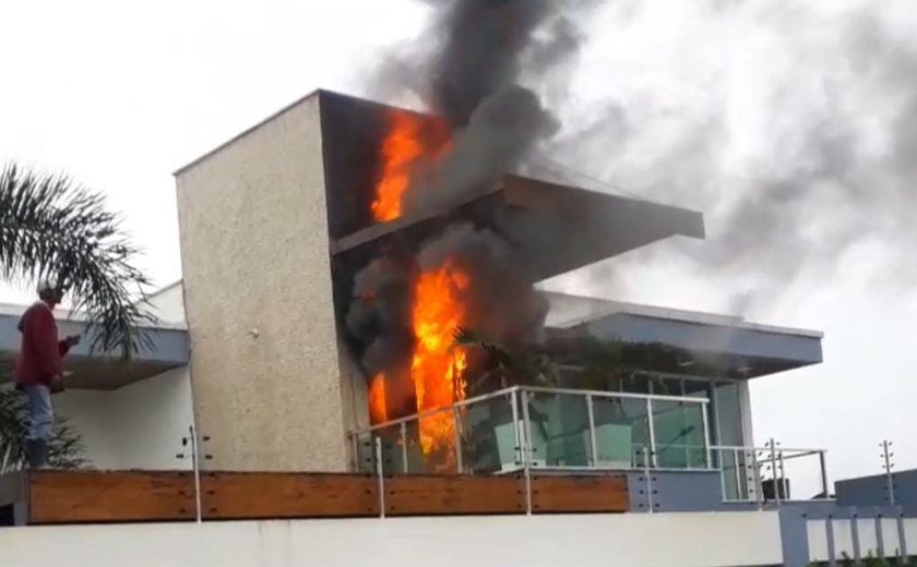 Curto-circuito em bomba de banheira ocasiona incêndio e destrói cômodo de residência