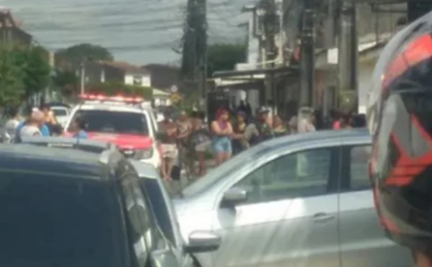 Jovem é morto a tiros na porta de casa no Clima Bom