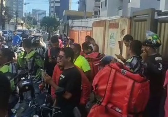 Após confusão entre entregador e cliente, categoria faz buzinaço em frente a prédio na Jatiúca