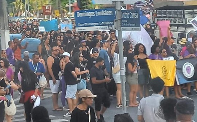 Mulheres protestam na Pajuçara contra o feminicídio e a violência de gênero