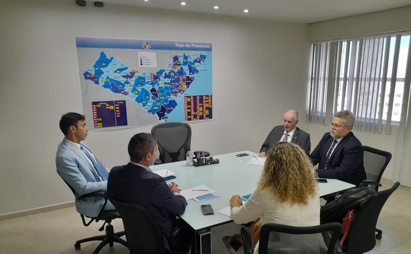 PGJ, Gaesf e Souza Cruz tratam de contrabando e sonegação fiscal em reunião