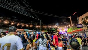 Foliões lotam polos no terceiro dia de carnaval em Maceió