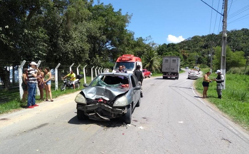 Motociclista fica gravemente ferido após colidir contra carro na AL-401