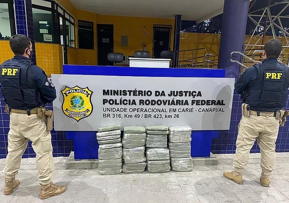 Dois são presos com 50 kg de maconha dentro de porta-malas
