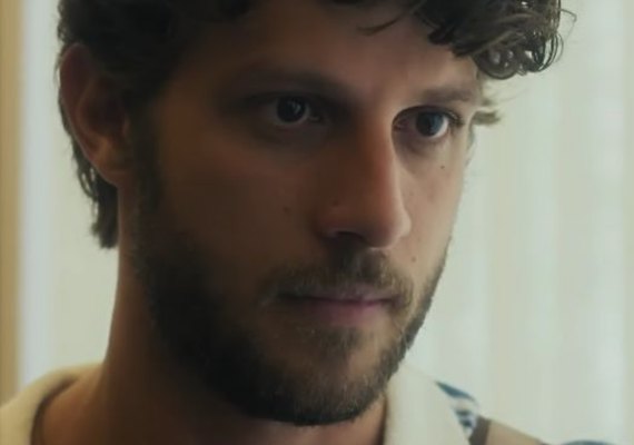 Ari sofre acidente de trabalho, é atropelado e demitido de emprego