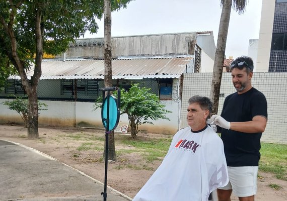 Uruguaio vira atração em Maceió, no corte de cabelo