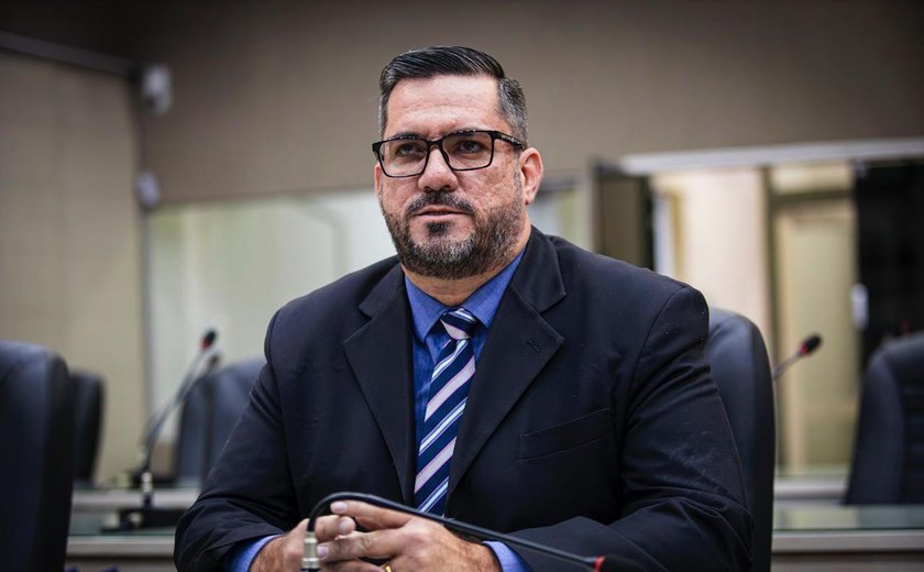 Lei de Leonardo Dias garante transferência de servidoras vítimas de violência doméstica, em Maceió