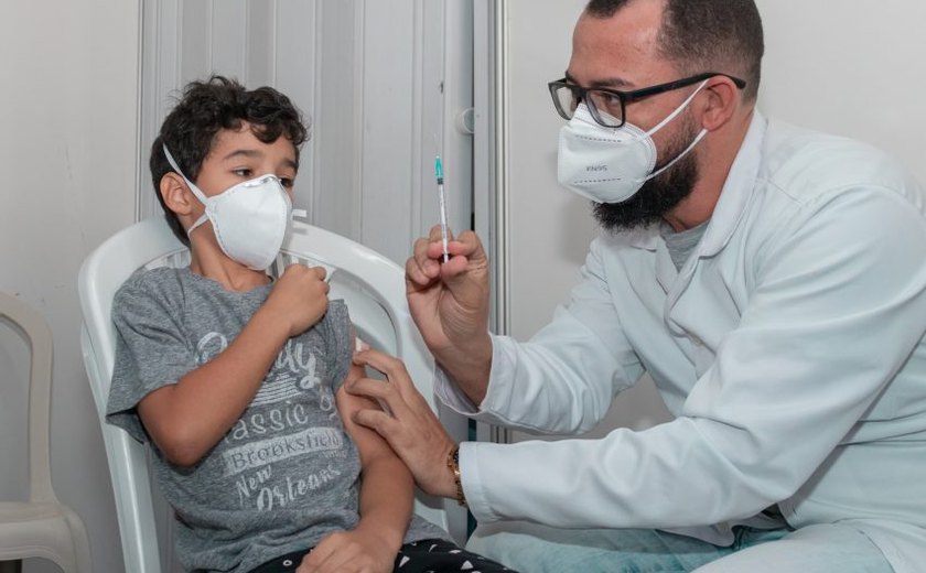 Maceió leva vacinação pediátrica contra a Covid-19 a escolas nesta segunda-feira (21)