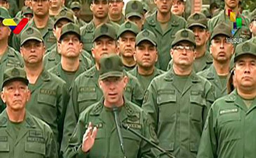 Militares juram lealdade a Maduro e rechaçam 'ingerência externa'