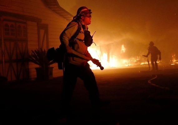 Californianos enfrentam calor e pandemia para fugir de incêndios