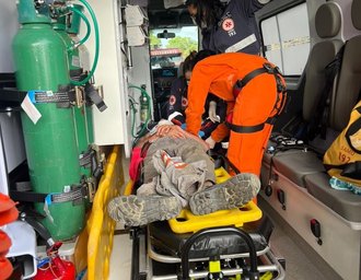 Corpo de Bombeiros atende colisão entre caminhão e van em Pilar