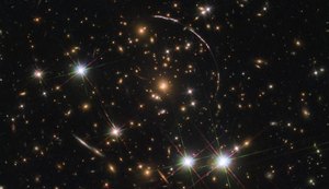 Hubble captura uma dúzia de cópias da mesma galáxia