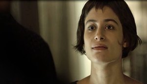 Vem aí! Manu começa a vender drogas e vira mulher de traficante