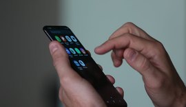 Luz emitida por telas de celulares e computadores pode acelerar envelhecimento