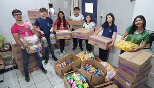 Estudantes doam mantimentos arrecadados durante gincana da Fraternidade