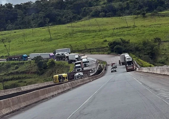 Após tombamento de carreta de transporte de veículos e interdição, trecho da BR-101 é liberado