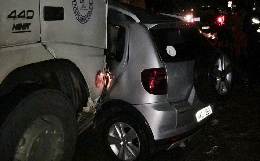 Homem morre após carreta colidir com Crossfox em São Miguel dos Campos