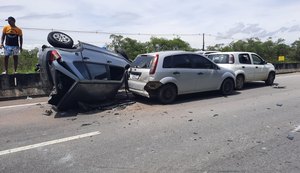 Engavetamento envolve quatro veículos e causa capotamento em Marechal Deodoro