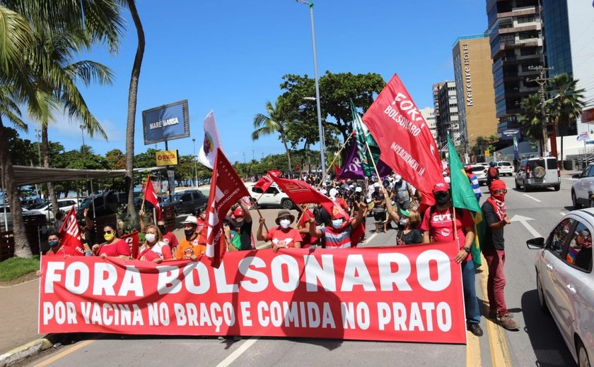 Partidos e centrais sindicais protestam contra Bolsonaro na orla de Maceió