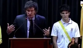 Estudante desmaia durante discurso de Milei na Argentina