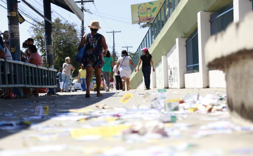 Santinhos de candidatos sujam as portas das escolas em Maceió