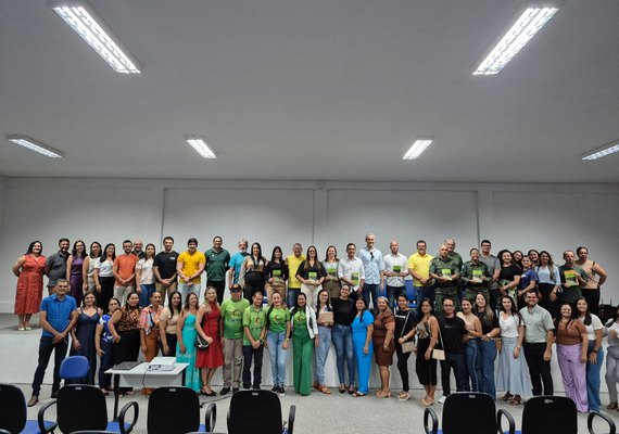 Sede de Aprender: Projeto do MPAL entrega 500 cartilhas sobre educação ambiental para professores e alunos