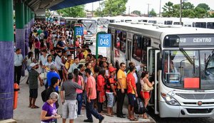 Valor da passagem de ônibus é alvo de protestos em Maceió
