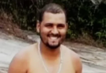 Motociclista morre após ser atingido por carro e ficar preso sob carreta na BR-101, em Novo Lino