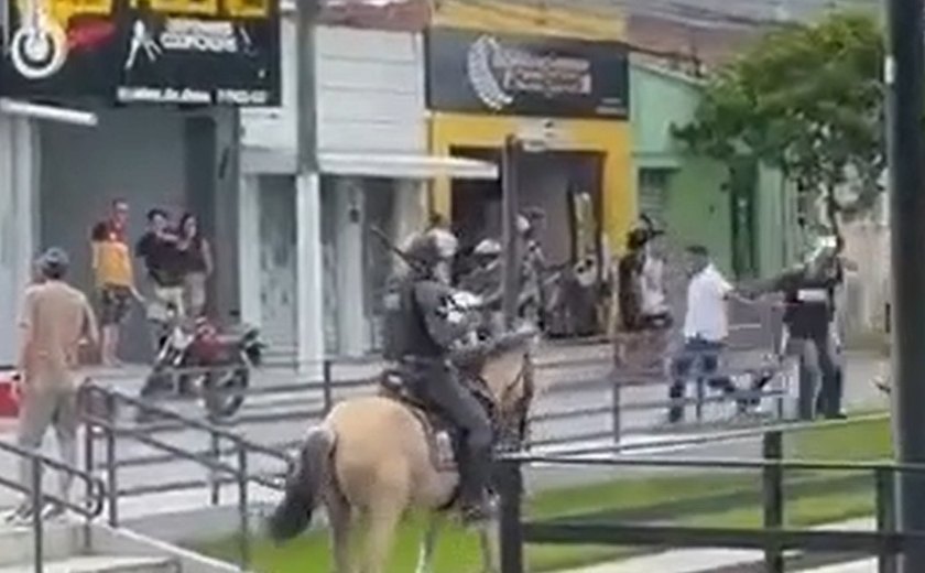 Torcedores entram em confronto antes do jogo entre ASA e CSA no Coaracy da Mata Fonseca