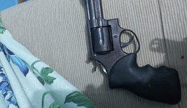 Ação integrada detém homem com arma de fogo e drogas em Maceió