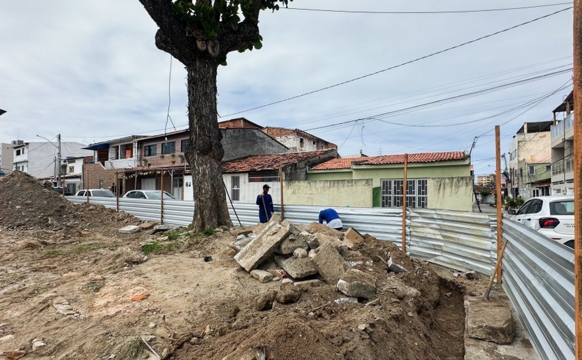 Infraestrutura inicia reforma de praça em Cruz das Almas