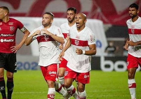 CRB vence Brasil de Pelotas e cola no G4 da Série B