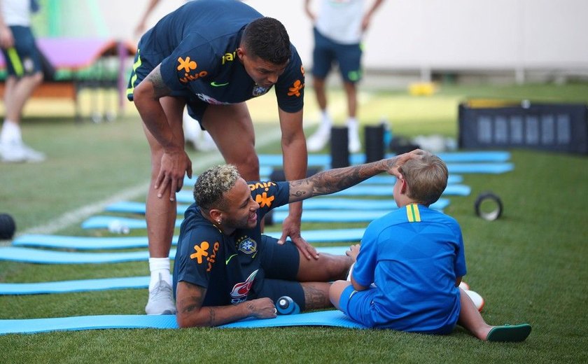 Filho de Neymar, Davi Lucca entra em campo no treino e brinca com jogadores