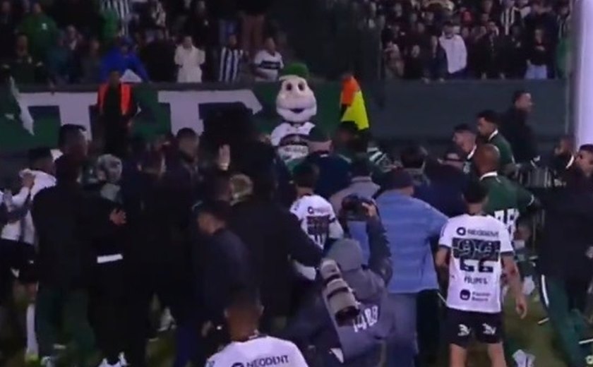 Árbitro justifica expulsões por socos e pontapés após confusão entre Coritiba e Goiás