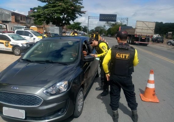 Operação da SMTT fiscaliza veículos irregulares na capital alagoana