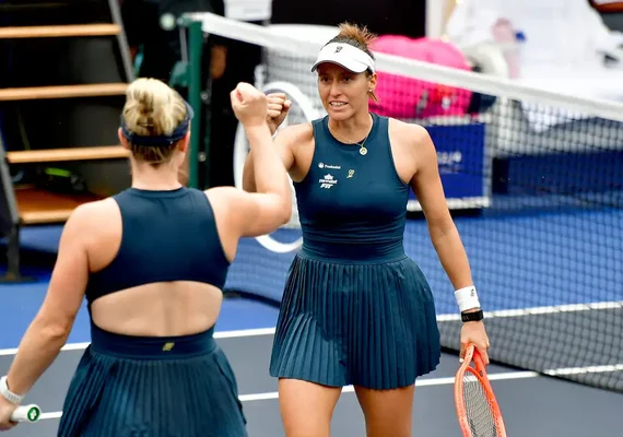 Dupla de Luisa Stefani avança às quartas do WTA 1000 de Pequim
