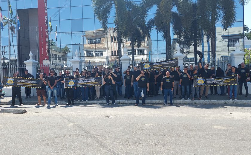 Servidores da Polícia Científica fazem protesto em frente ao palácio República dos Palmares