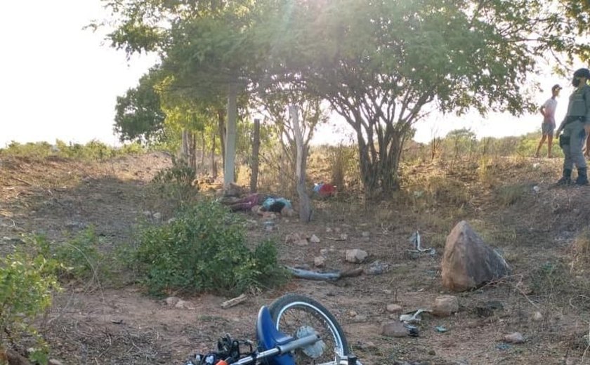 Motoqueiro e garupa morrem após choque contra árvore em São José da Tapera