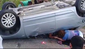 Carro capota em Marechal Deodoro e três mulheres ficam feridas; assista ao vídeo
