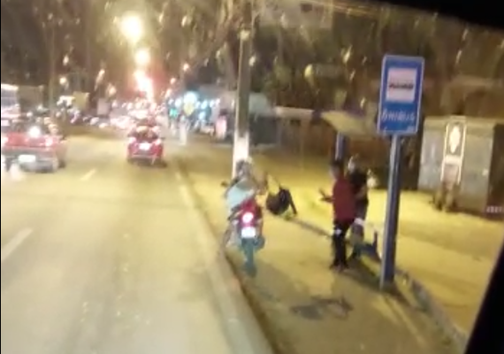Casal em uma moto assalta passageiros do transporte coletivo em ponto de ônibus
