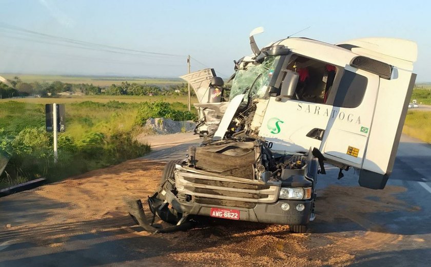 Duas carretas colidem lateralmente e óleo diesel é derramado na BR-101