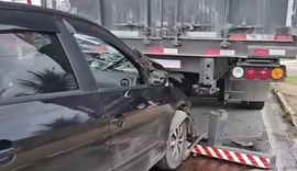 Carro bate na traseira de carreta e deixa trânsito lento na AL-220, em Arapiraca