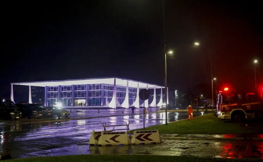 Homem detona explosivos e morre em frente ao STF; Praça dos Três Poderes é isolada