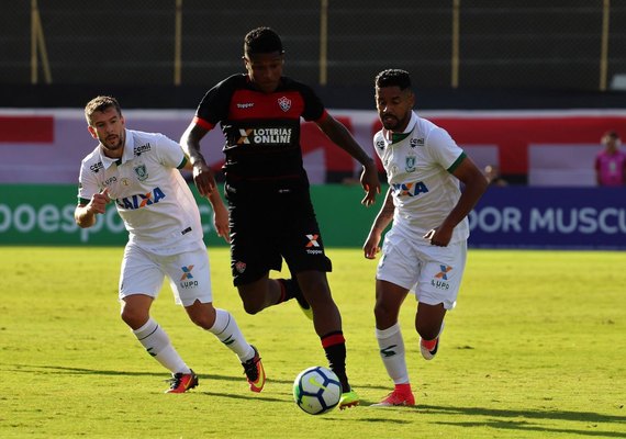 Vitória aproveita expulsão de Rafael Moura, bate América e se afasta da degola